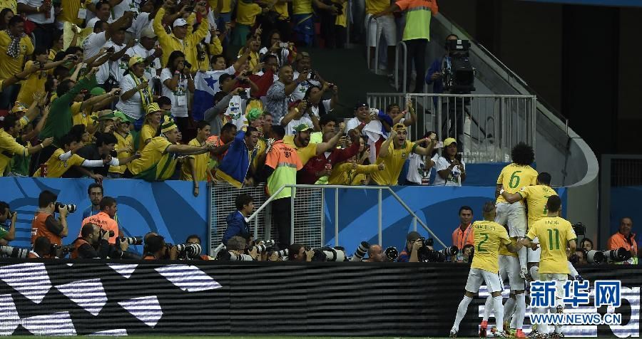 Сборная Бразилии обыграла сборную Камеруна в мачте 3-го тура группы 'А' чемпионата мира по футболу в Бразилии