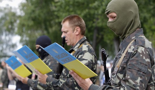 Присяга и прощание: Из Киева на восток страны отправились новые добровольцы батальона «Азов»