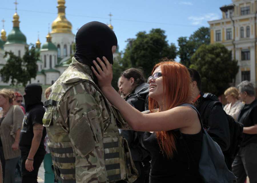 Присяга и прощание: Из Киева на восток страны отправились новые добровольцы батальона «Азов»
