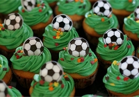 Оригинальные свадебные торты и капкейки на тему футбола