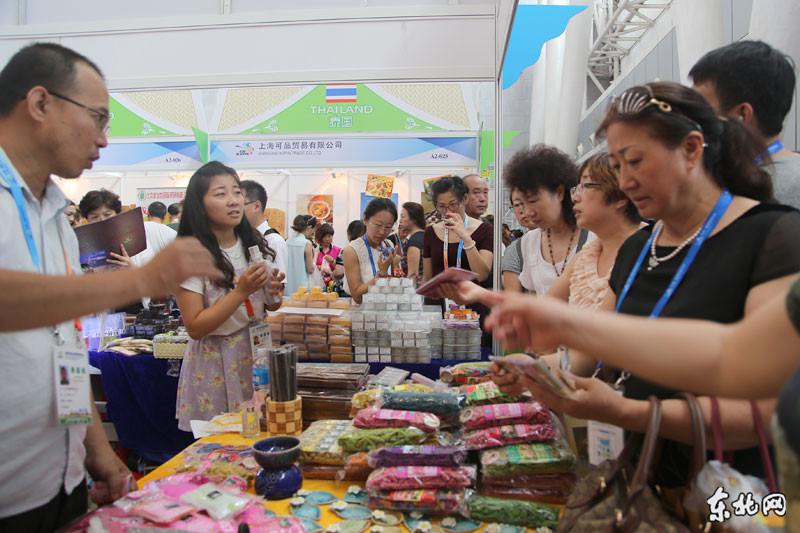 Фото с Китайско-российского ЭКСПО: переполненный выставочный павильон товаров повседневного спроса