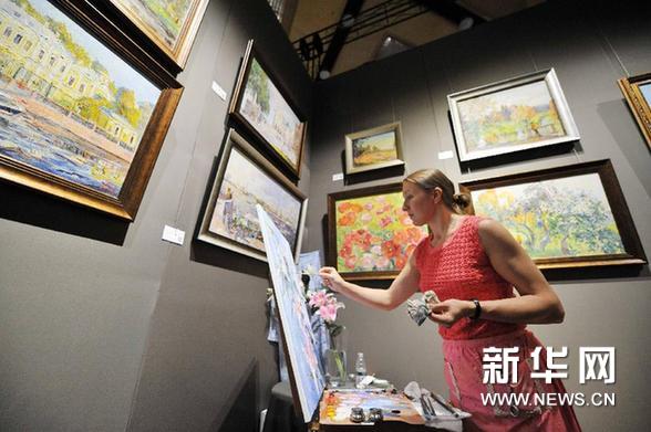 Российские художники рисуют на месте проведения первого Китайско-российского ЭКСПО