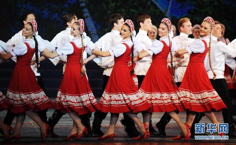 На фото: 29 июня танцы российских артистов на церемонии открытия первого Китайско-российского ЭКСПО.