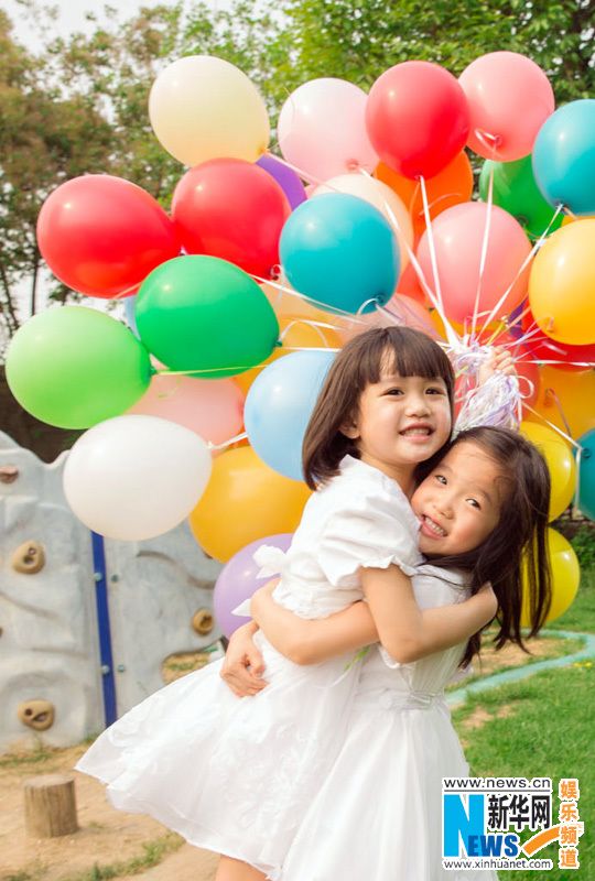Нежные фотографии Чжун Лити со своими дочками