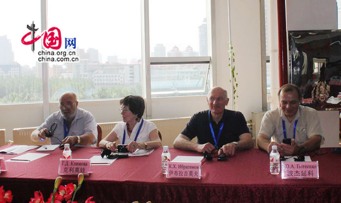 Китайские и российские знаменитости на Первом форуме по сотрудничеству в области литературного обмена между Китаем и Россией в Харбине