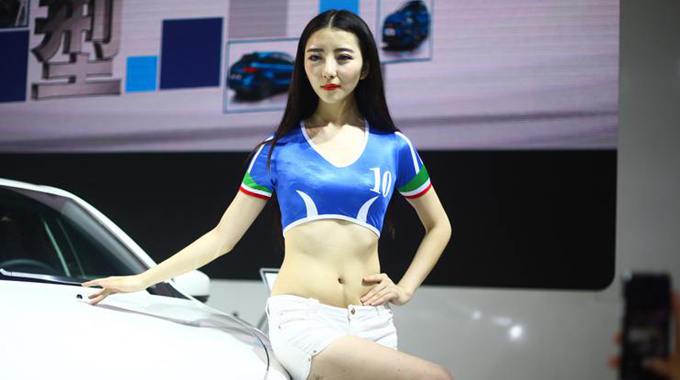 Модели на Пятом сианьском международном автосалоне в образе футбольных девушек