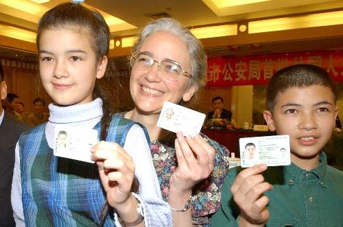 Американские СМИ: Китай будет смягчать ограничения на получение «грин-кард» (зеленых карт) для привлечения в страну одаренных зарубежных специалистов