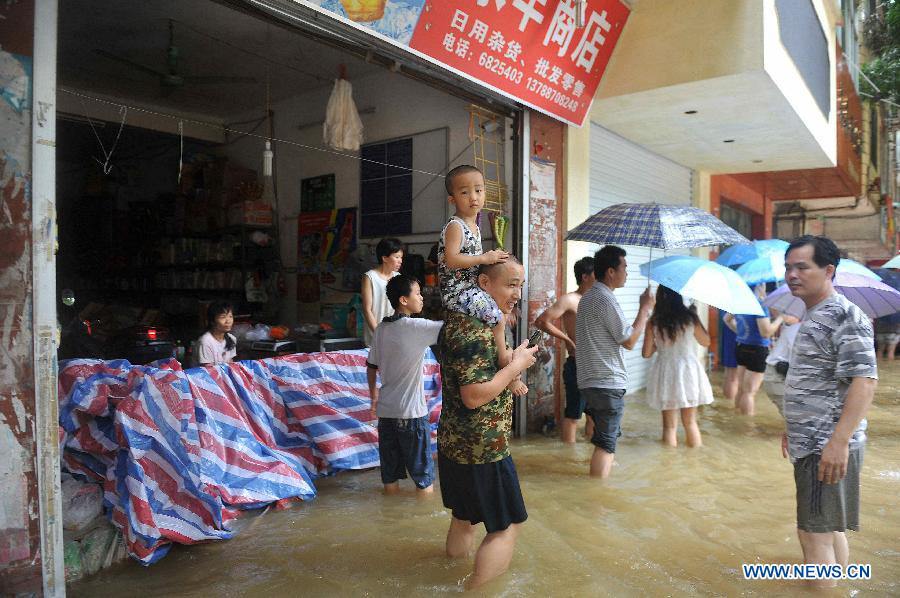 На юге Китая продолжающиеся ливни привели к стихийным бедствиям во многих районах