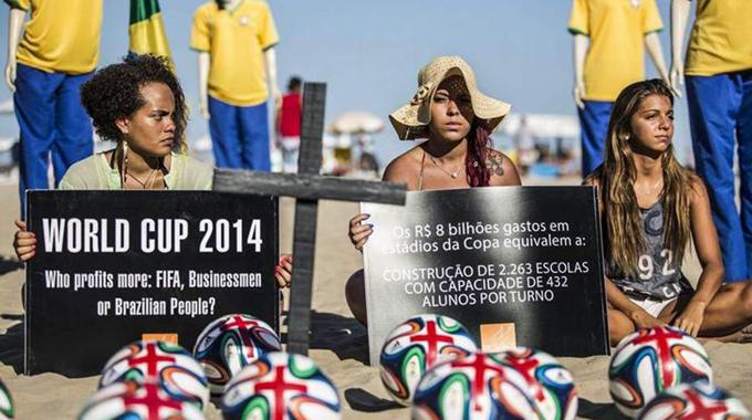 Протесты против ЧМ-2014: протестующие собрались для демонстрации на пляже Рио