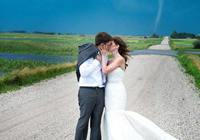 Канадские молодожены позировали для свадебной фотосессии на фоне торнадо
