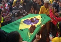 ЧМ-2014 по футболу: бразильские болельщики в гневе сожгли государственный флаг и автобусы