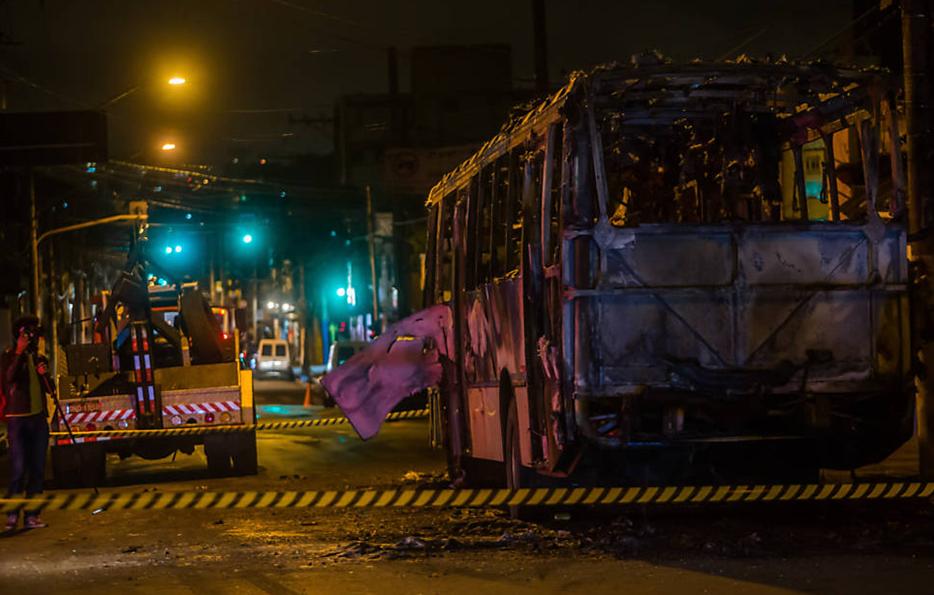 ЧМ-2014 по футболу: бразильские болельщики в гневе сожгли государственный флаг и автобусы