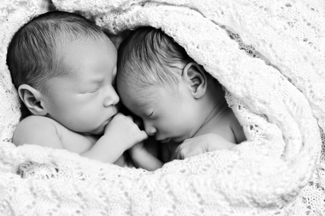 По сообщению британской газеты «Daily Mail» от 8 июля 2014 года, известная британская фотокомпания «Venture Photography» на днях выпустила серию фотографий 2-недельных спящих младенцев, которые никого не оставили равнодушными.
