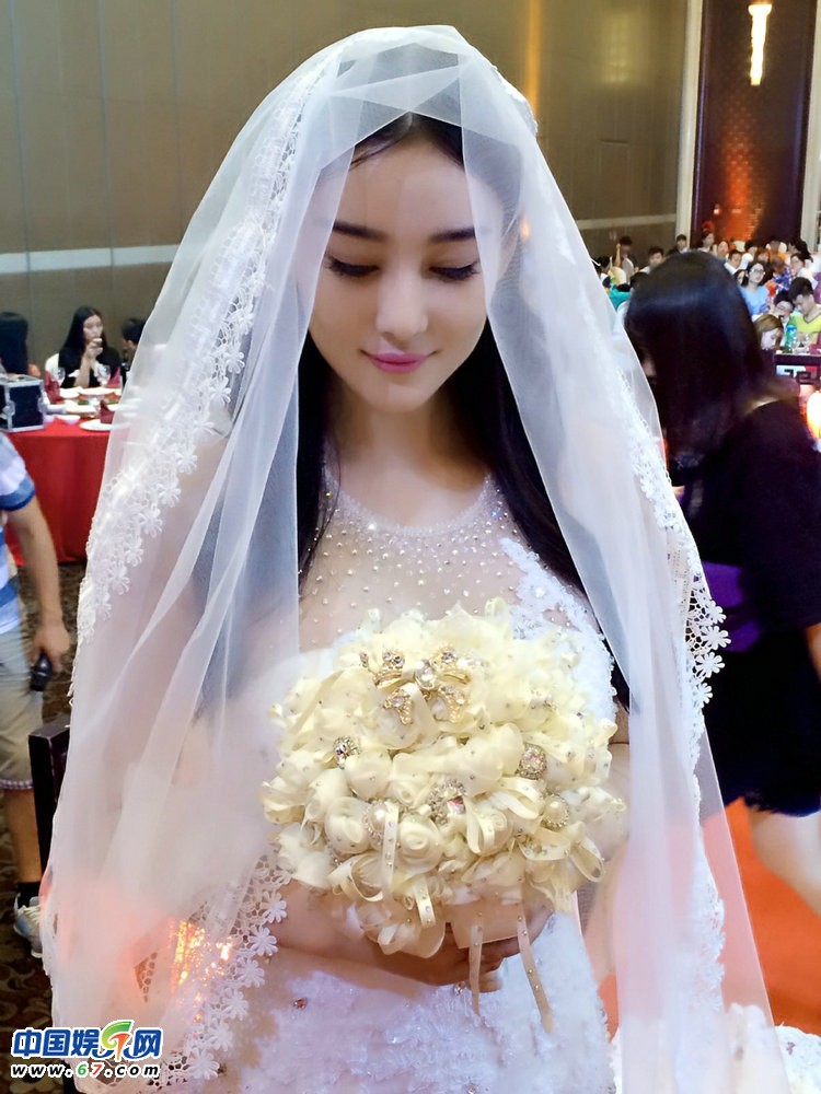 Актриса Чжан Синьюй в красивом свадебном платье