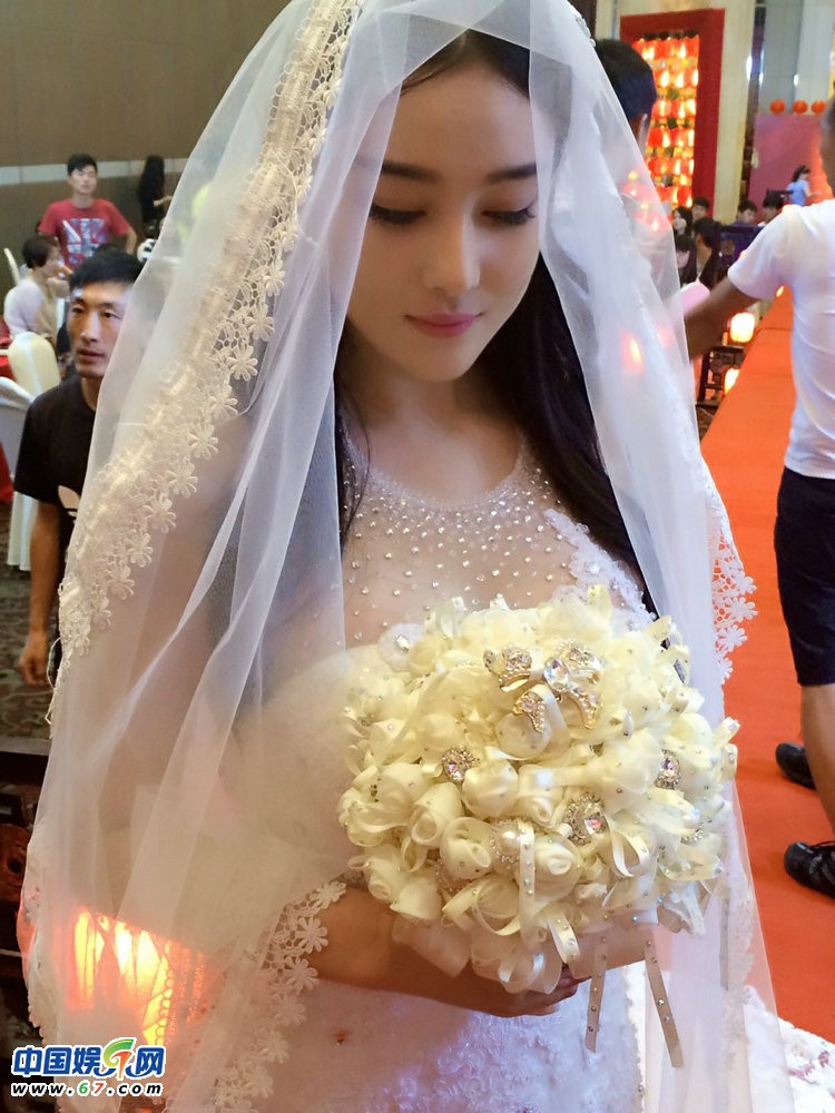 Актриса Чжан Синьюй в красивом свадебном платье