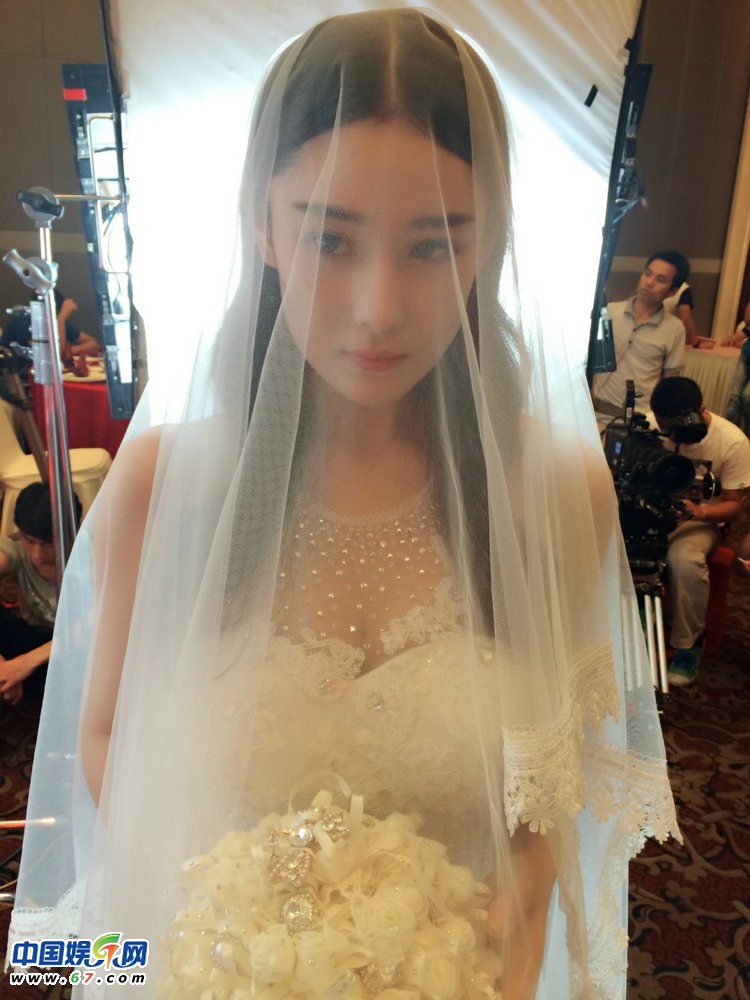 Актриса Чжан Синьюй в красивом свадебном платье
