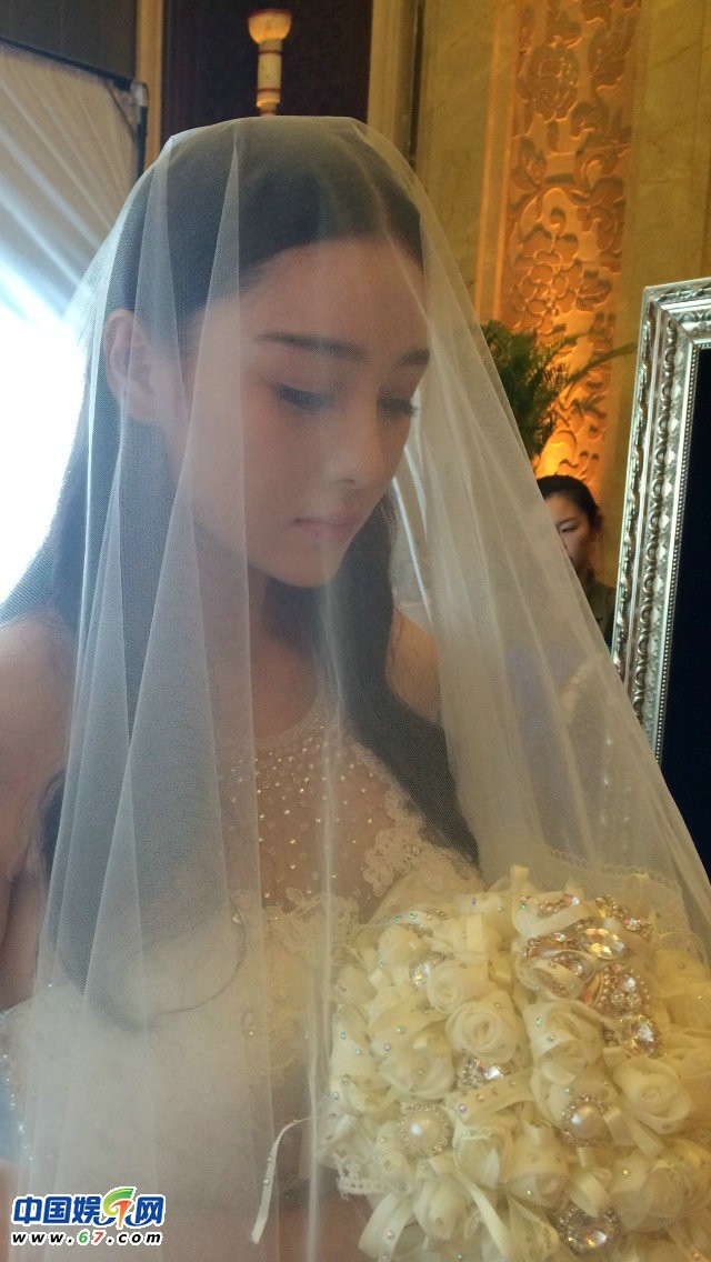 Актриса Чжан Синьюй в красивом свадебном платье