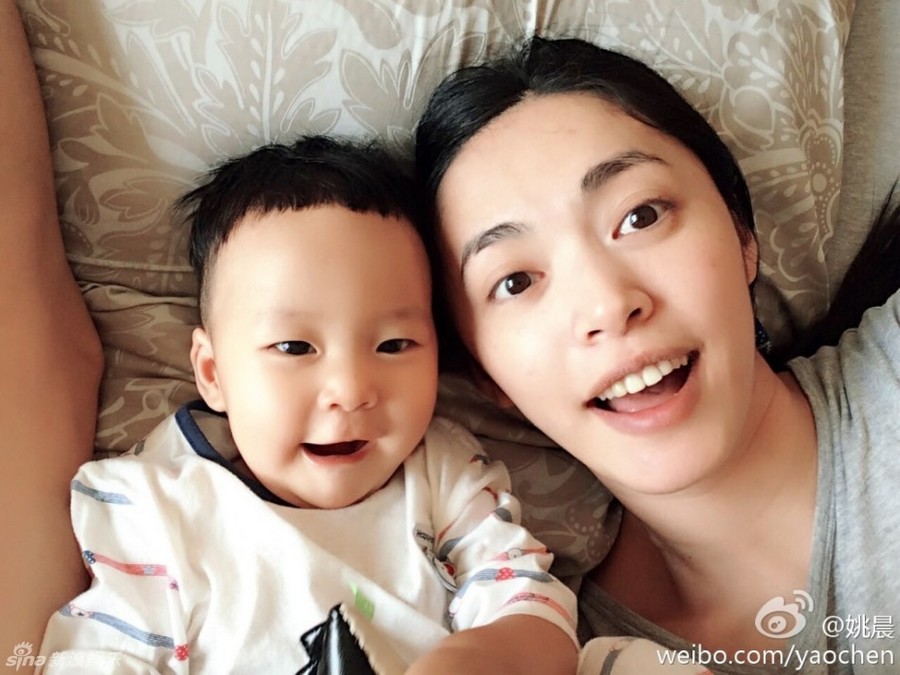 Фото: звезда Яо Чэнь и ее сын