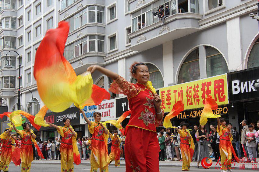 Парад с участием десяти тысяч человек в рамках Китайско-российского туристического фестиваля в Суйфэньхэ