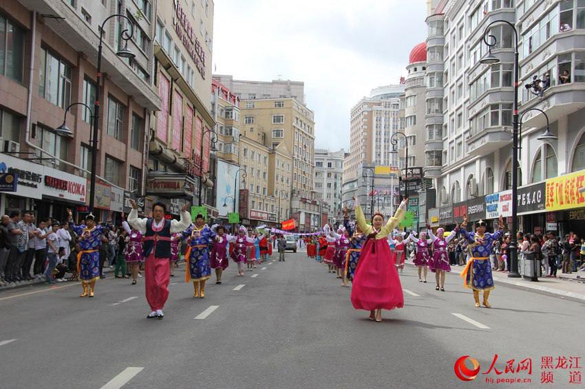 Парад с участием десяти тысяч человек в рамках Китайско-российского туристического фестиваля в Суйфэньхэ