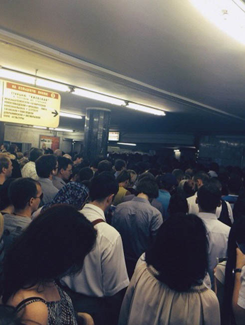 По предварительным данным, в результате ЧП в московском метро 2 человека погибли, более 20 -- госпитализированы