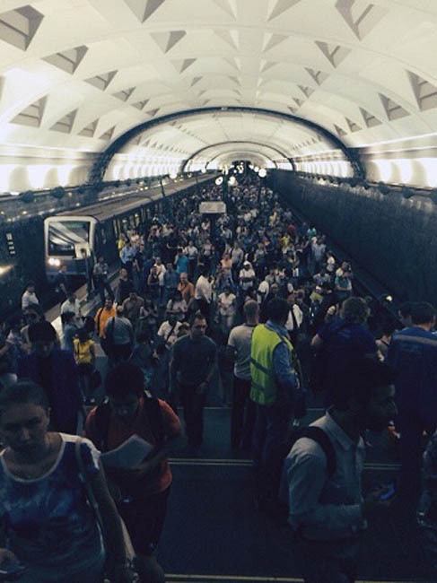 По предварительным данным, в результате ЧП в московском метро 2 человека погибли, более 20 -- госпитализированы