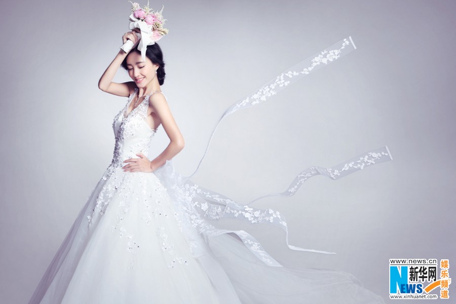 Фото: Ван Ликунь в свадебном платье