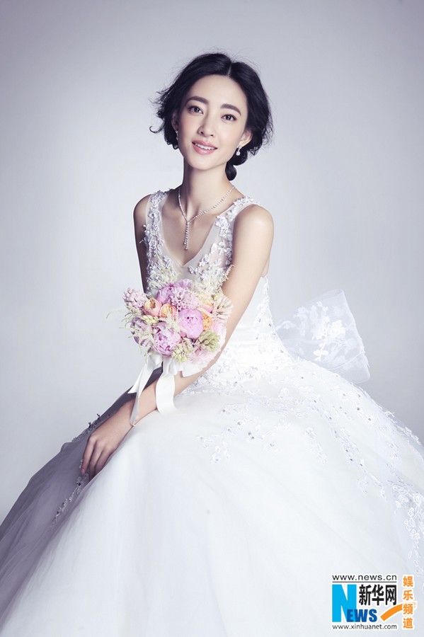 Фото: Ван Ликунь в свадебном платье
