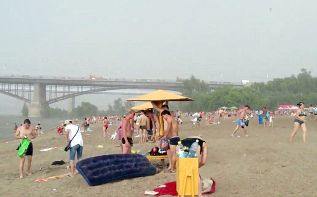 На российском пляже в жаркую погоду внезапно выпал град