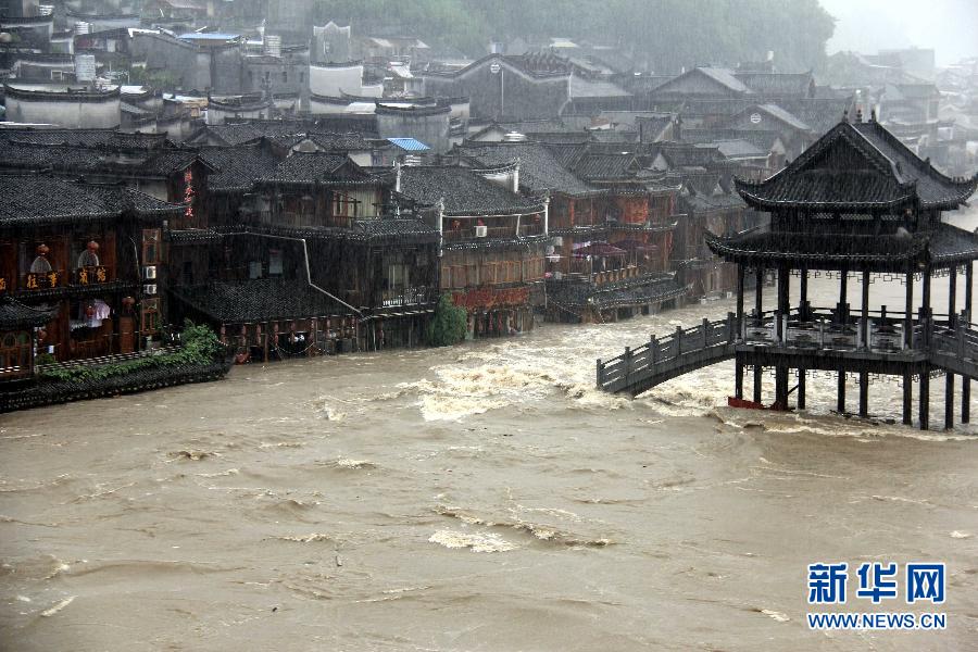 120 тысяч человек эвакуировано из древнего уезда Фэнхуан из-за сильных ливней 