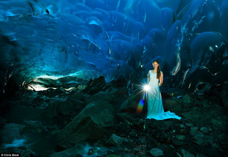 Новобрачные сделали свадебные фотографии в ледяной пещере Аляски