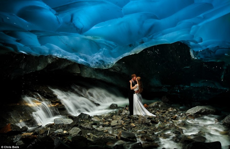 Новобрачные сделали свадебные фотографии в ледяной пещере Аляски