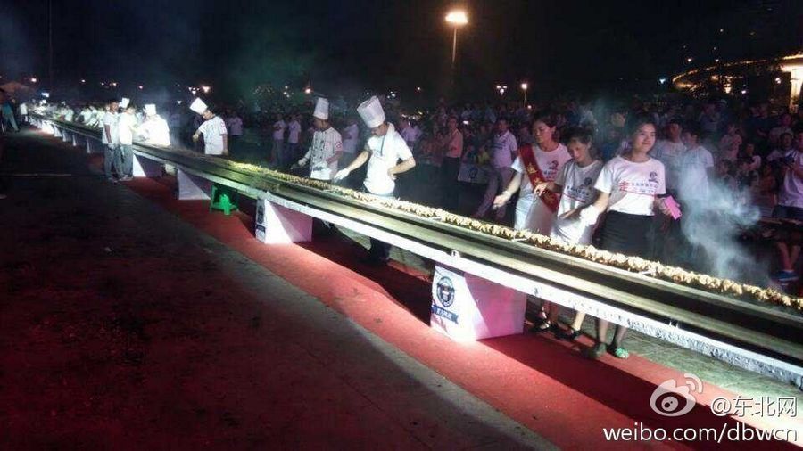 Самый длинный шашлык в мире был приготовлен совместно китайскими и российскими поварами