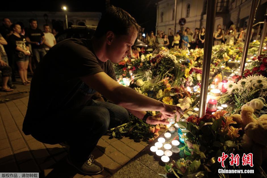 Жители Киева возложили цветы в память о погибших при крушении малайзийского лайнера MH17