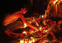 Жители Киева возложили цветы в память о погибших при крушении малайзийского лайнера MH17