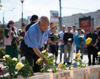 Китайские эмигранты возложили цветы в память о погибших в московском метро