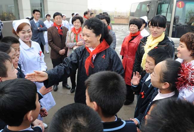Первая леди КНР заботится о детях с диагнозом ВИЧ/СПИД 