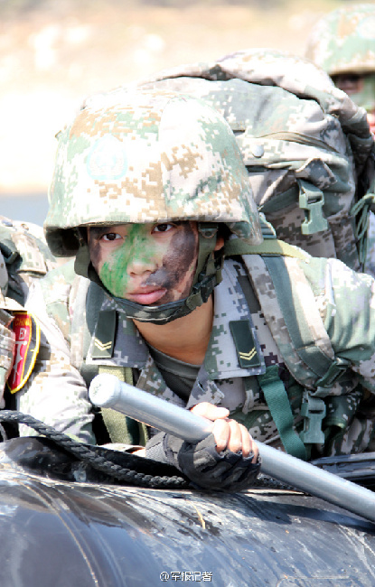 Девушка после поступления на военную службу