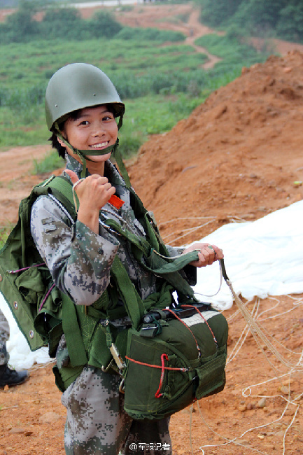 Девушка после поступления на военную службу