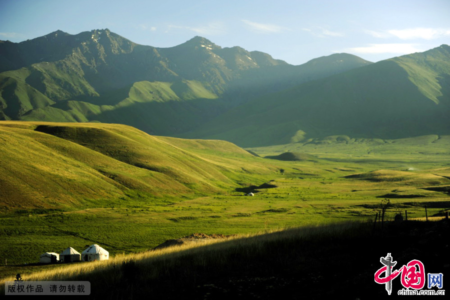 Красивые пейзажи степи Тохуласу Или-Казахского автономного округа СУАР