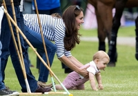 Кейт Миддлтон учит принца Джорджа ходить