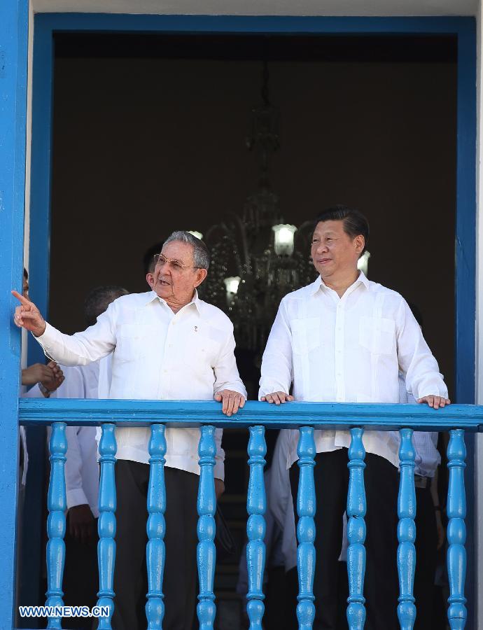 Председатель КНР Си Цзиньпин в среду в сопровождении председателя Государственного совета Кубы и председателя Совета министров Кубы Рауля Кастро посетил второй крупный кубинский город Сантьяго-де-Куба.
