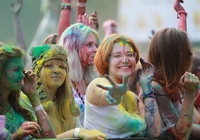 Летнее безумство красок: В Питере провели праздник красок
