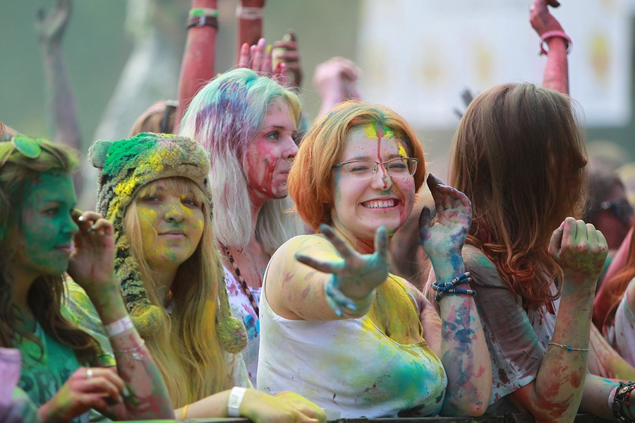 19 июля тысячи молодых людей собрались на питерском стадионе «Арсенал» для участия в празднике красок. Организаторы предоставили участникам 3 тонны красок для проведения данного мероприятия, которое проходило под веселую рок-музыку.