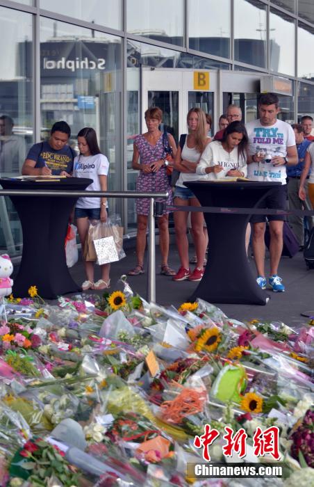 20 июля, спустя три дня после крушения малайзийского рейса MH17, голландцы по-прежнему скорбят по погибшим 192 товарищам. В мэриях, церквях, аэропортах и других общественных местах люди спонтанно разными способами чтят память погибших.