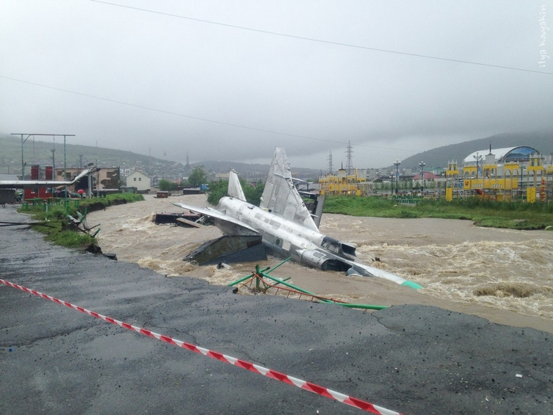 В Магадане из-за циклона смыло в реку музейные Су-15 
