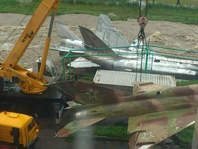 В Магадане из-за циклона смыло в реку музейные Су-15 