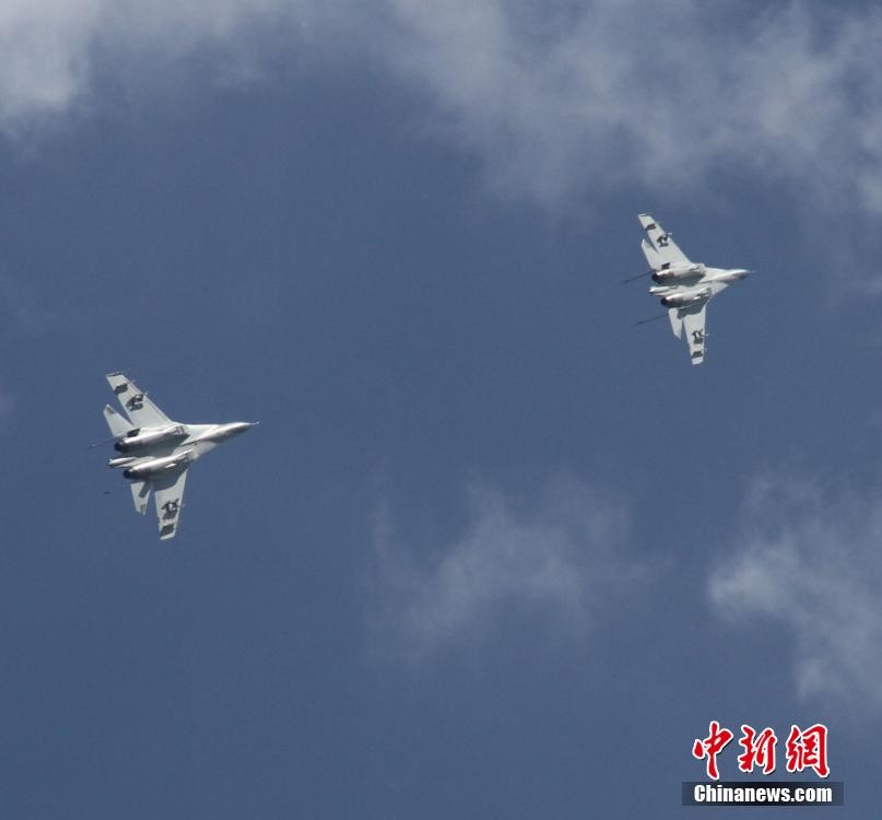Китайские летчики завоевали высокую оценку со стороны России на соревновании «Авиадартс-2014» 