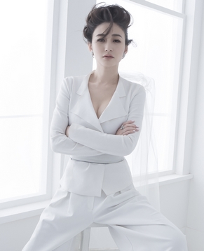 Волшебная фотосессия в белом элегантной актрисы Ли Сяожань
