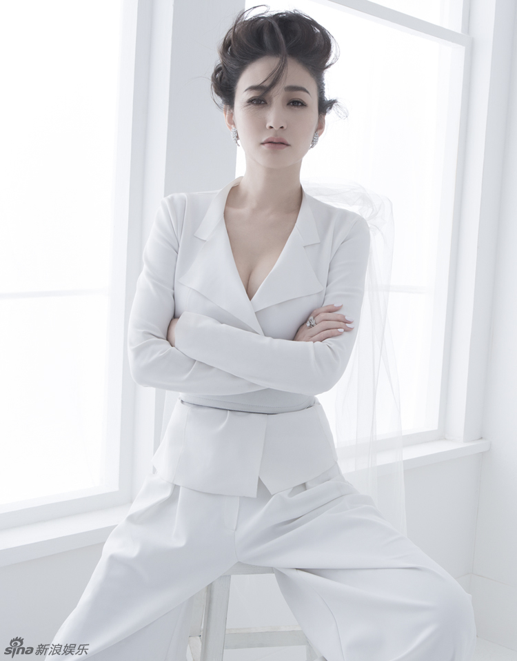 Волшебная фотосессия в белом элегантной актрисы Ли Сяожань